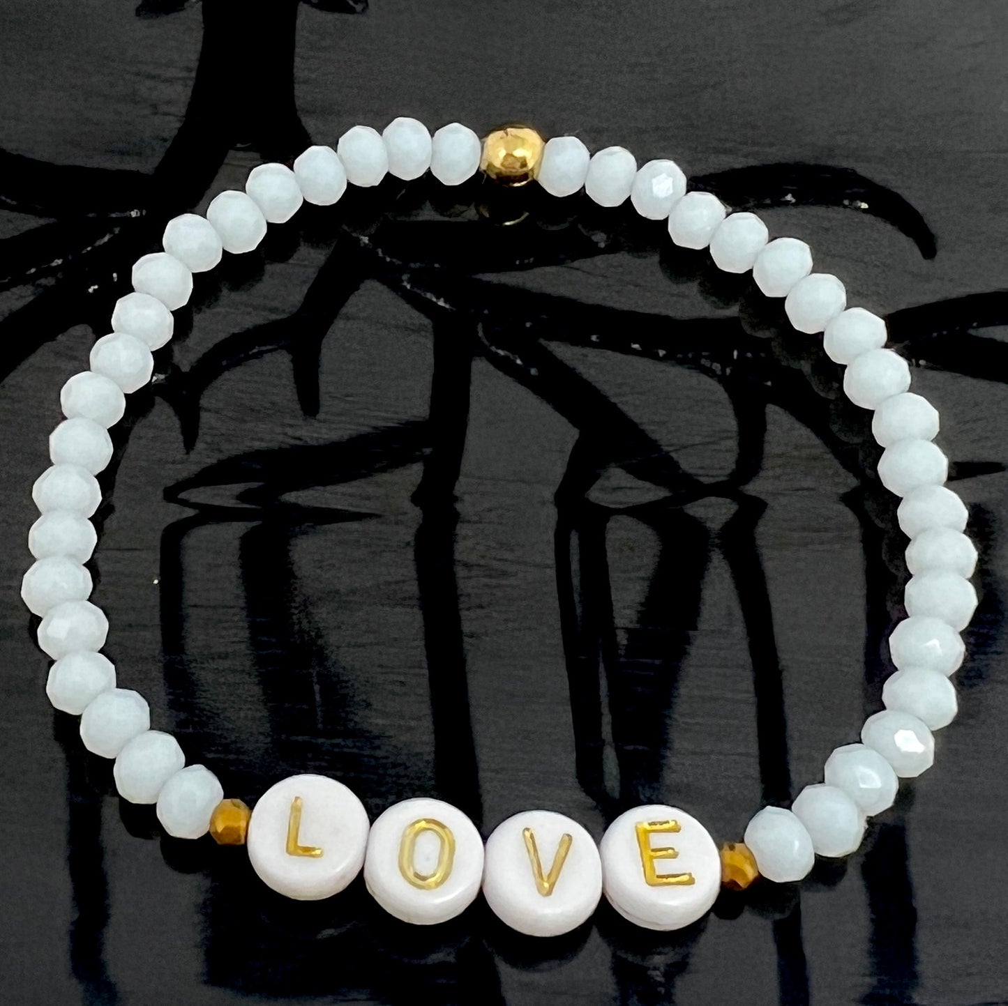 Bracelet personnalisé prénom perles à facettes blanches opaques