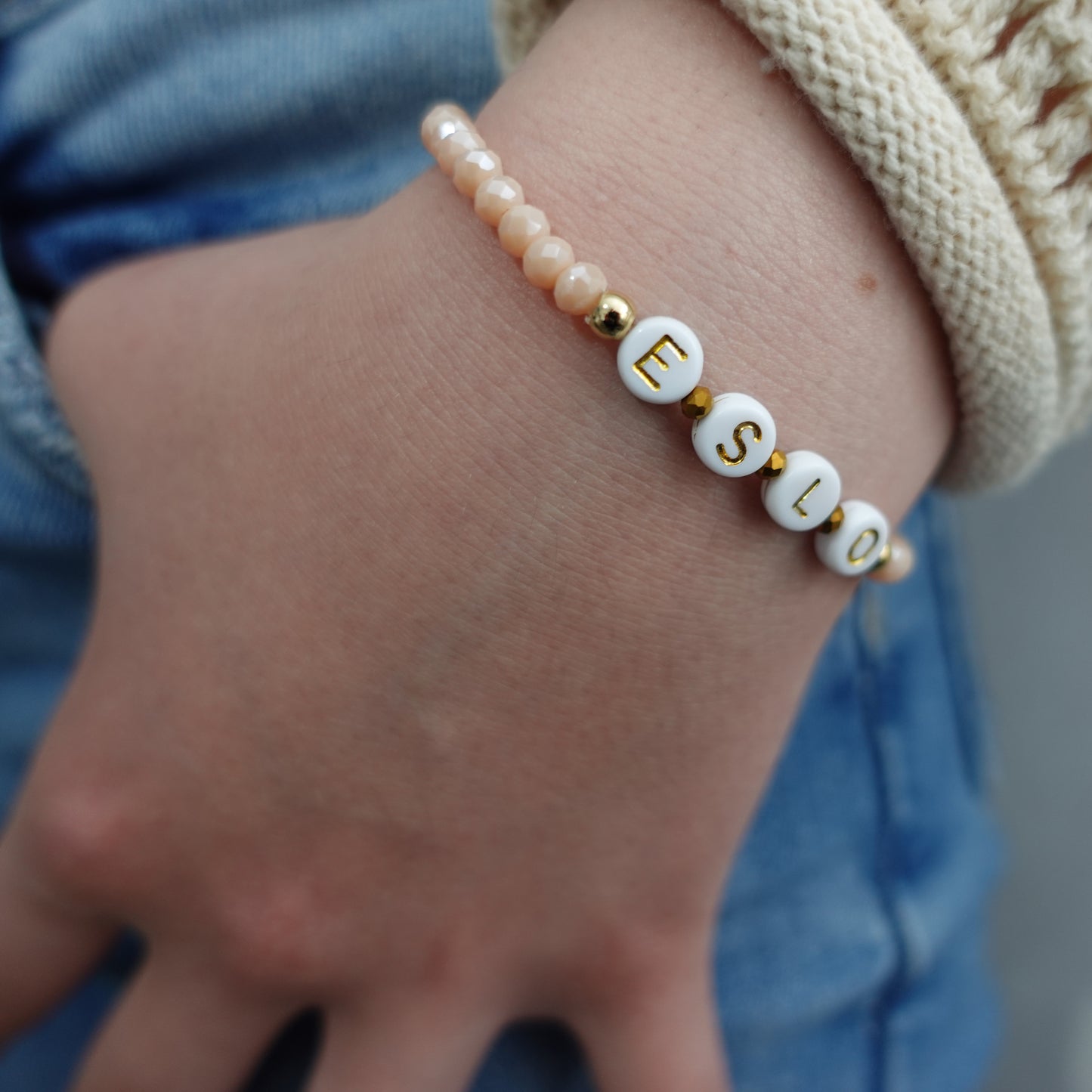 Bracelet personnalisé prénom rose doux perles à facettes