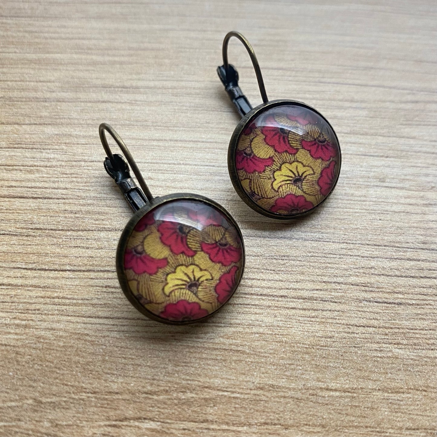 Boucles d'oreilles dormeuses motif Wax