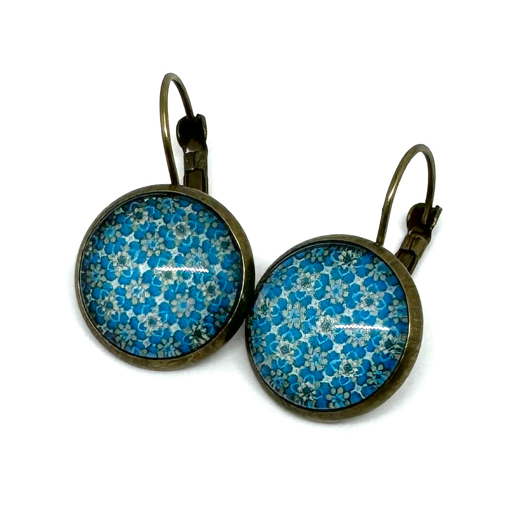 Boucles d'oreilles dormeuses motif fleurs bleues