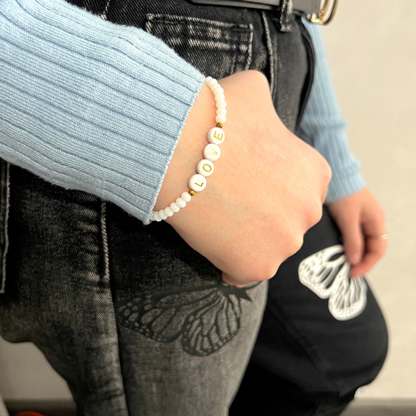 Bracelet personnalisé prénom perles à facettes blanches opaques