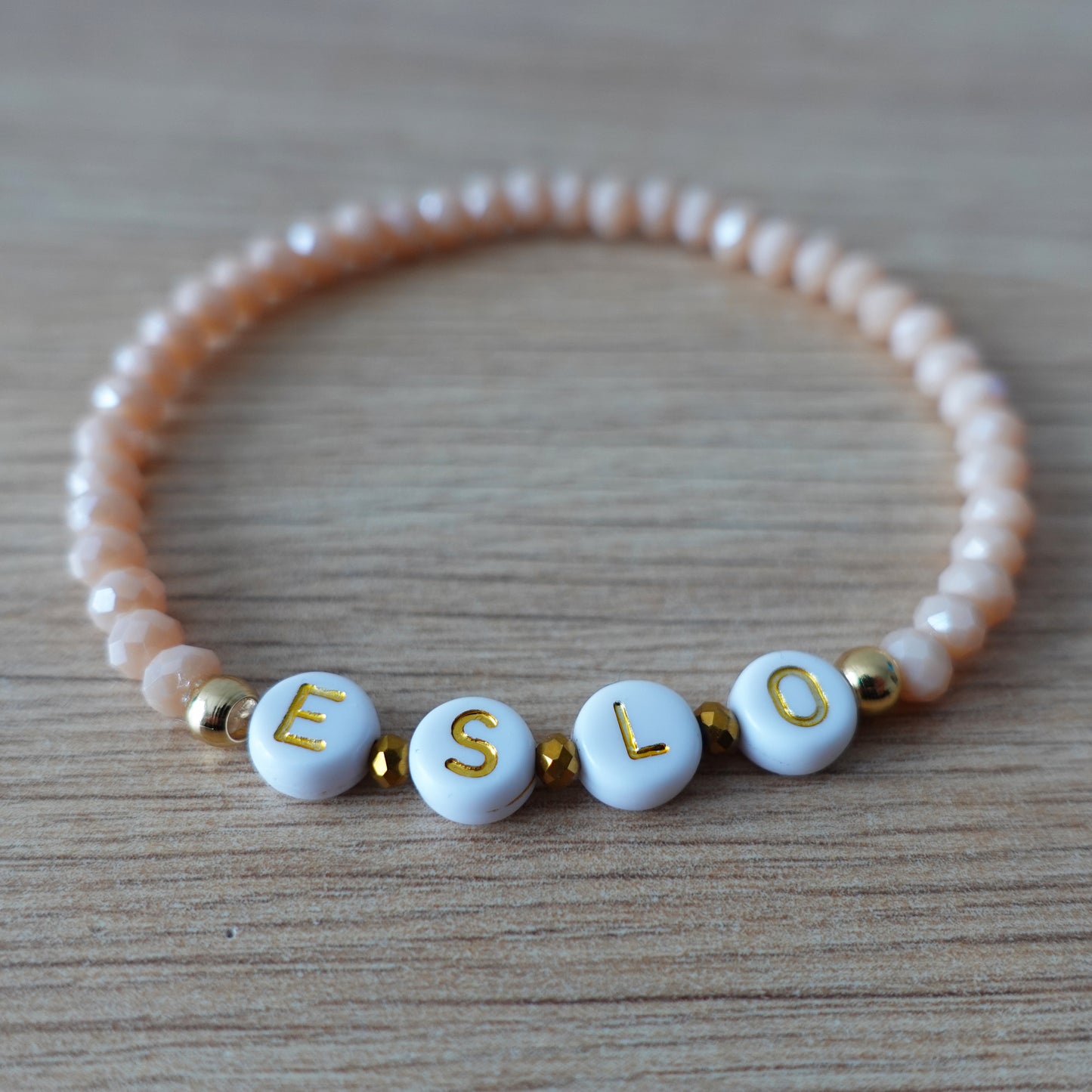 Bracelet personnalisé prénom rose doux perles à facettes